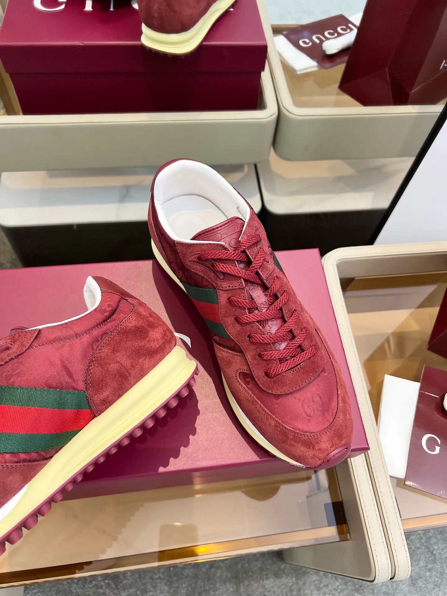 👟👟Ex-factory price 620👟👟 The design of Gucci's new casual shoes is simply amazing. The classic double G logo is matched with retro red and green webbing. It is fashionable and high-end. It is completely the top element in the fashion circle. It is highly recognizable when worn and keeps turning heads. 💯 The upper is soft and breathable, and the upper foot is comfortable! The soles are made of special cushioning material, so your feet won’t get tired no matter how much you walk. They are perfect for daily commuting, shopping, and traveling. Code number 40-45